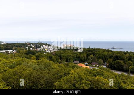 La vista dalla passeggiata in cima agli alberi verso il molo di Heringsdorf sull'isola di Usedom in vacanza. Foto Stock