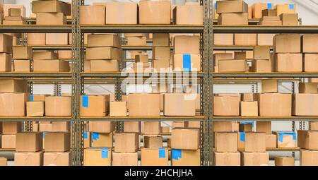 Interno magazzino con ripiani e scatole di cartone, immagine del concetto di consegna corriere imballato Foto Stock