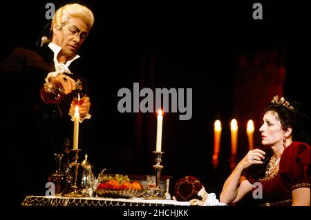 Atto 2: Samuel Ramey (Barone Scarpia), Hildegard Behrens (Floria Tosca) a TOSCA di Puccini alla Royal Opera, Covent Garden, Londra WC2 11/05/1991 Direttore: Michel Plasson Set design: Renzo Mongiardino costumi: Marcel Escoffier illuminazione revival: John B Leggi il regista originale: Franco Zeffirelli regista revival: John Cox Foto Stock