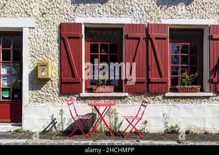 GIVERNY, FRANCIA - 31 AGOSTO 2019: Questo è un luogo di riposo sulla strada principale del villaggio. Foto Stock