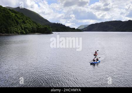 Kyaks su Thirlmere Reservoir, Allerdale; Lake District National Park, Cumbria, Inghilterra, Regno Unito Foto Stock