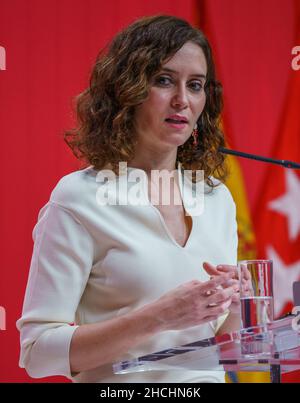 Madrid, Spagna. 28th Dic 2021. Il Presidente della Comunità di Madrid, Isabel Diaz Ayuso, ha visto in coppia i media dopo la celebrazione dell'ultimo Consiglio di governo dell'anno, nella Real Casa de Correos, a Madrid. L'obiettivo della conferenza stampa è quello di fare il punto della gestione dell'esecutivo nel corso del 2021. Credit: SOPA Images Limited/Alamy Live News Foto Stock