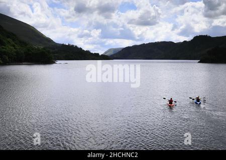 Kyaks su Thirlmere Reservoir, Allerdale; Lake District National Park, Cumbria, Inghilterra, Regno Unito Foto Stock