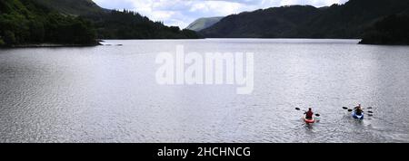 Kyaks su Thirlmere Reservoir, Allerdale; Lake District National Park, Cumbria, Inghilterra, Regno Unito Foto Stock