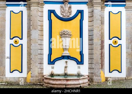 Fontana tradizionale pubblica nel centro della città di Azeitao, area metropolitana di Lisbona, Portogallo Foto Stock