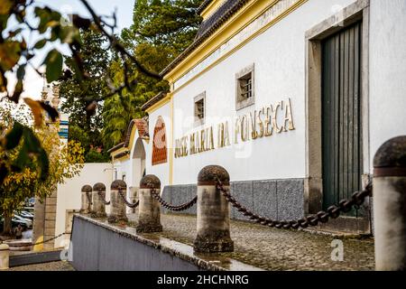 Azeitao, Portogallo - 3 novembre 2021: Segno Jose Maria da Fonseca sulla facciata della famosa cantina nella zona metropolitana di Lisbona Foto Stock