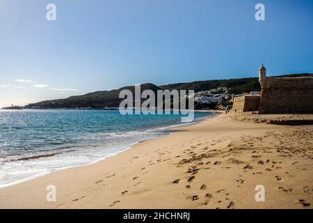 Fortezza di San Giacomo sulla spiaggia di Sesimbra, area metropolitana di Lisbona, Portogallo Foto Stock