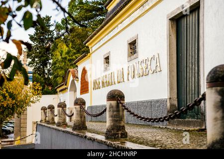 Azeitao, Portogallo - 3 novembre 2021: Segno Jose Maria da Fonseca sulla facciata della famosa cantina nella zona metropolitana di Lisbona Foto Stock