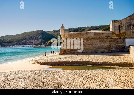 Fortezza di San Giacomo sulla spiaggia di Sesimbra, area metropolitana di Lisbona, Portogallo Foto Stock
