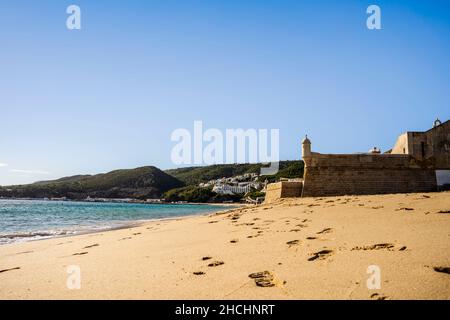 Fortezza di San Giacomo sulla spiaggia di Sesimbra, area metropolitana di Lisbona, Portogallo Foto Stock