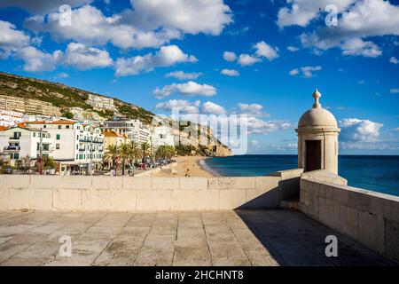 Fortezza di San Giacomo sulla spiaggia di Sesimbra, area metropolitana di Lisbona, Portogallo Foto Stock