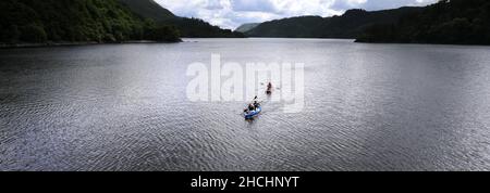 Kyaks su Thirlmere Reservoir, Allerdale; Lake District National Park, Cumbria, Inghilterra, Regno Unito Foto Stock