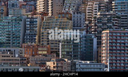Vista ravvicinata degli edifici residenziali multilivello nel centro del Principato di Monaco sulla Costa Azzurra, nel pomeriggio alla luce del sole. Foto Stock