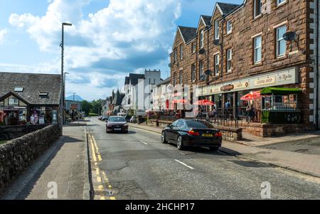 Aberfoyle, Scozia - Luglio 25th 2021: Strada principale di Aberfoyle in estate con ben Lomond sullo sfondo, Trossachs, Scozia Foto Stock