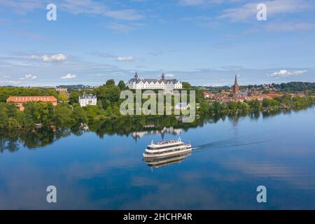 Veduta aerea oltre il 17th secolo Plön Castello / Plöner Schloss sulle rive del Grande Lago Plön / Großer Plöner See, Schleswig-Holstein, Germania Foto Stock