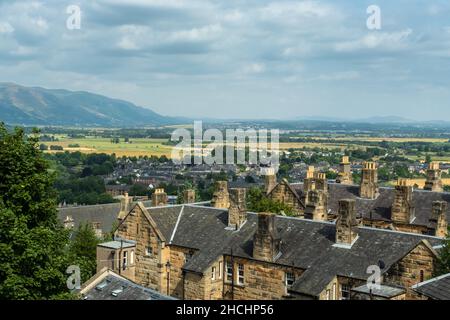 Vista su Stirling, Forth Valley e Ochil Hills sullo sfondo, dal Castello di Stirling, Scozia Foto Stock