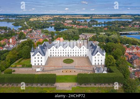 Veduta aerea oltre il 17th secolo Plön Castello / Plöner Schloss sulle rive del Grande Lago Plön / Großer Plöner See, Schleswig-Holstein, Germania Foto Stock