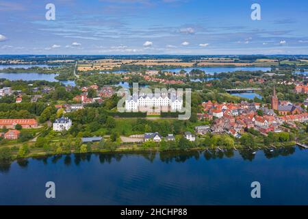 Veduta aerea oltre il 17th secolo Plön Castello / Plöner Schloss sulle rive del Grande Lago Plön / Großer Plöner See, Schleswig-Holstein, Germania Foto Stock