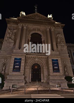 Vista frontale dello storico Museo Oceanografico con facciata decorata illuminata nel Principato di Monaco di notte con facciata illuminata. Foto Stock