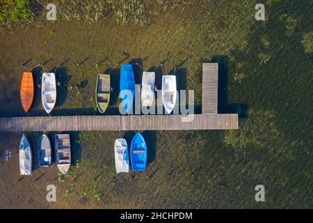 Vista aerea su gommoni / barche a remi ormeggiate al molo di legno nel lago Ratzeburger / Ratzeburger See in estate, Schleswig-Holstein, Germania Foto Stock