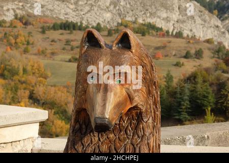 Orso scolpito in legno, ad Aielli, Abruzzo, Italia, 25 ottobre 2021 Foto Stock