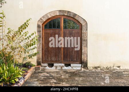 Vecchie porte di legno sulla parete bianca. Foto Stock