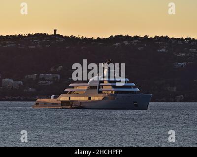 Vista del grande superyacht Solaris, di proprietà dell'uomo d'affari russo Roman Abramovich, in serata il sole ormeggiato nella baia di Antibes, Francia. Foto Stock