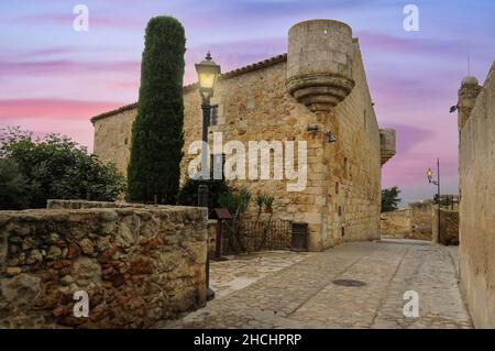 Antiche case in pietra nel vecchio villaggio spagnolo di Pals, in Costa Brava, Spagna Foto Stock