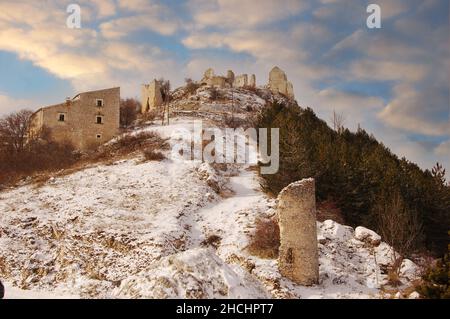 Il sentiero verso Rocca Calascio rovina il castello, Abruzzo, Italia Foto Stock