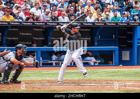 Toronto, Canada - 28 agosto 2011: Regning al home run re Jose Bautista a pipistrello contro i raggi di Tampa Bay al Rogers Centre a Toronto, Ontario Foto Stock