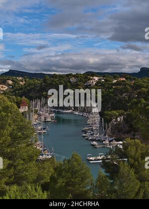 Bella vista di Calanque de Port-Miou vicino Cassis, Costa Azzurra, Francia con ormeggio barche il giorno di sole in autunno alle Calanques. Foto Stock