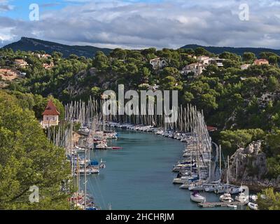 Vista di Calanque de Port-Miou vicino Cassis città, Costa Azzurra, Francia con barche ormeggiate in giorno di sole in autunno al mare mediterraneo nelle Calanques. Foto Stock