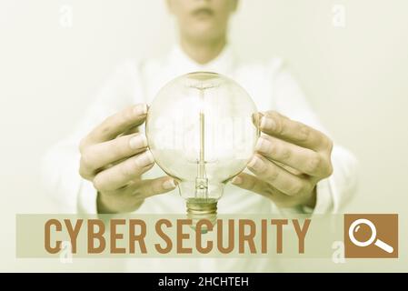 Cartello con la scritta Cyber Security. Panoramica aziendale Proteggete un sistema informatico da accessi non autorizzati Lady in outfit lampada di tenuta con due mani Foto Stock