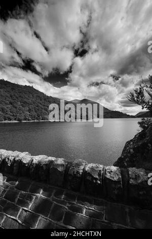 Vista estiva sul Thirlmere Reservoir, Allerdale; Lake District National Park, Cumbria, Inghilterra, Regno Unito Foto Stock