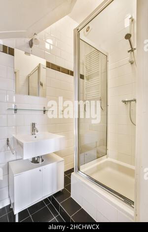 Design interno di bagno bello ed elegante Foto Stock