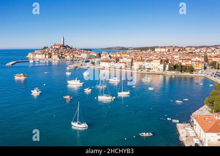 Vista aerea di Rovigno, porto con barche e navi, sullo sfondo chiesa di Sant'Eufemia, Istria, Croazia Foto Stock