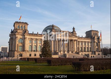 22.12.2021, Berlino, Germania, Europa - Vista della facciata ovest dell'edificio del Reichstag (Dieta Imperiale) nel quartiere Mitte. Foto Stock