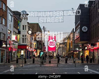 Luci di Natale e acquirenti su Northumberland Street, Newcastle upon Tyne, Regno Unito. Foto Stock