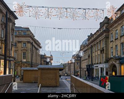 Luci di Natale e acquirenti su Gray Street, Newcastle upon Tyne, Regno Unito. Foto Stock