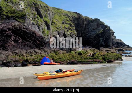 Kayak di mare a Caerfai Bay, nr St David's, Pembrokeshire Coast National Park Foto Stock