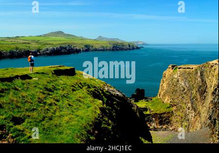 La vista da sopra Abereiddi Bay guardando a sud verso St David's, Pembrokeshire Coast National Park GALLES UK Foto Stock