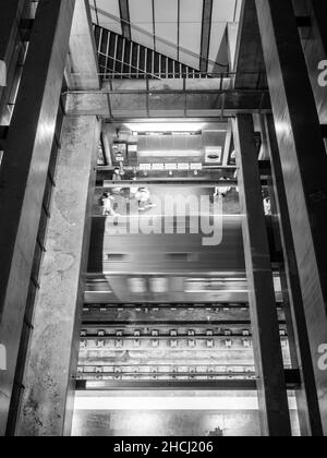 Immagine in bianco e nero della piattaforma della stazione della metropolitana di Lisbona e del treno in movimento, vista dall'alto Foto Stock