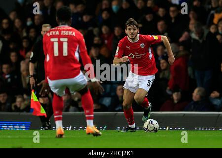 Liam Kitchen n°5 di Barnsley in azione durante il gioco Foto Stock