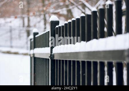 Recinzione con neve Foto Stock