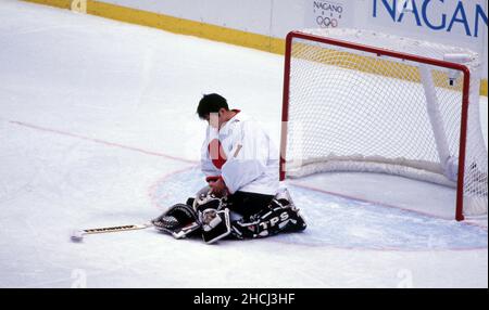 Nagano, Giappone. 28th Dic, 2021. Primo: Sport, Olimpia dello Sport invernale, Olympias, 1998 Nagano, Giappone, Giochi Olimpici invernali, 98, archivio immagini hockey su ghiaccio, mV porner, uomini Germania - Giappone 3: 1 Shinichi Iwasaki, Prays Credit: dpa/Alamy Live News Foto Stock