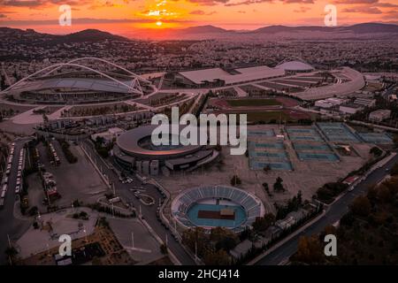 Vista aerea al tramonto del complesso OAKA con campi da tennis in primo piano. Atene, Grecia. Foto Stock