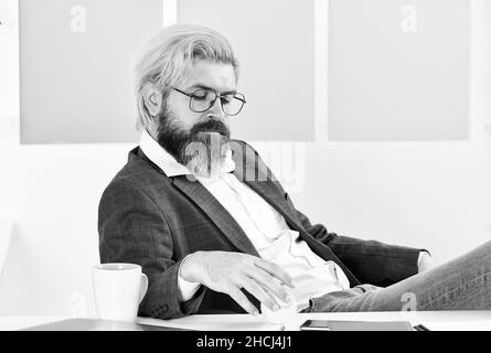 Business manager rilassante. Lavoro in ufficio. Concetto aziendale. Hipster giocare a tennis palla. Burnout e mancanza di idee. Concetto di crisi. Uomo riuscito Foto Stock