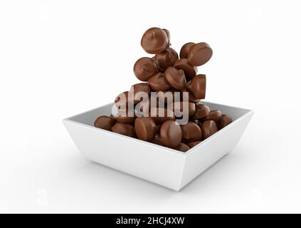 I Chocolate Chips cadono e si riempiono nella ciotola quadrata isolata su sfondo bianco Foto Stock