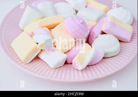 piatto rosa con marshmallow color pastello Foto Stock