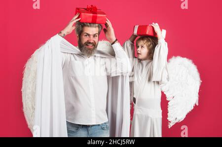 Angeli valentini con scatola presente. Padre e figlio con ali bianche con scatola regalo. San Valentino Foto Stock